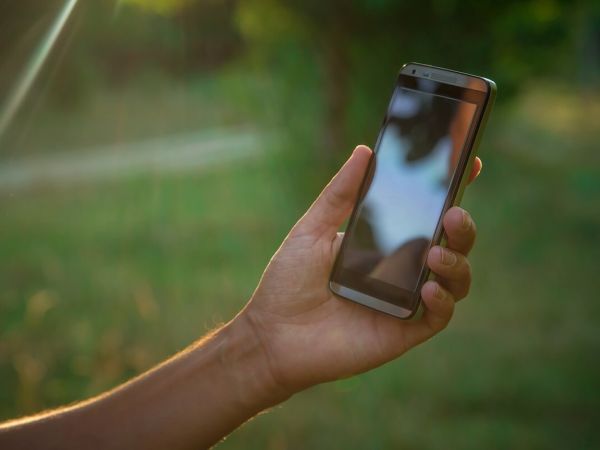 Como a locação de smartphones otimiza o atendimento ao cliente em setores de serviço
