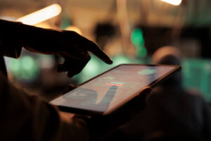 Pessoa manuseando talbet