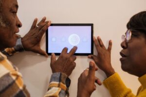 Pessoas olhando para tablet