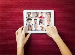 Tablets com várias telas mostrando pessoas