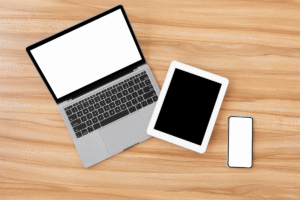 Tablet, notebook e celular corporativos sobre uma mesa
